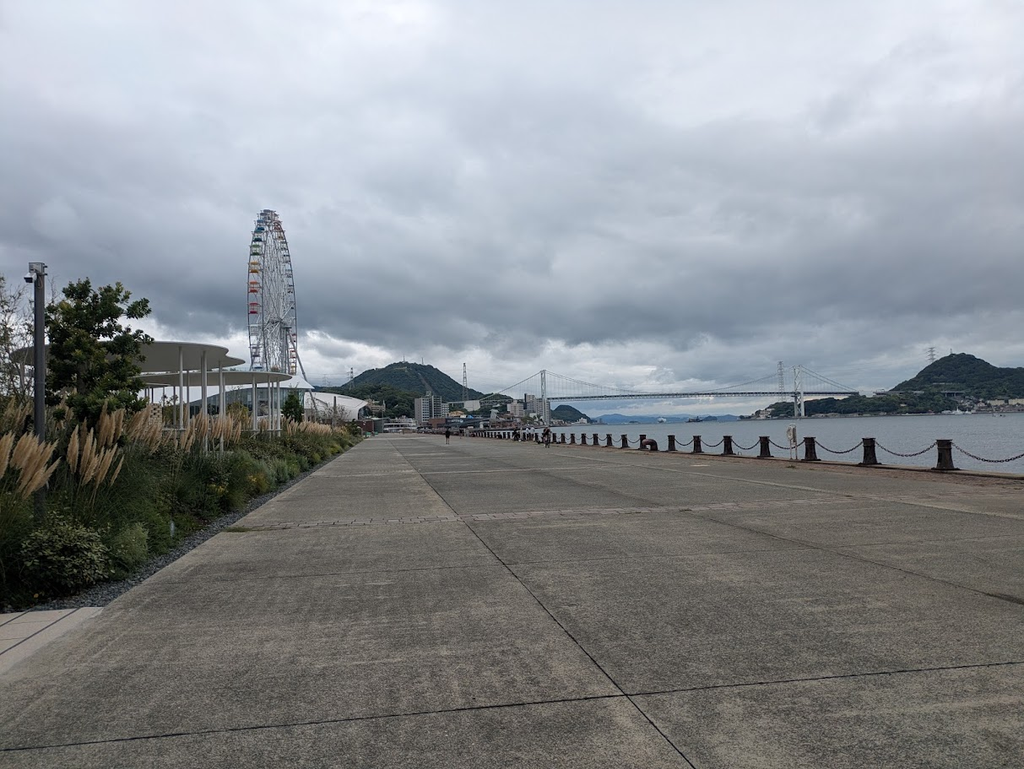 関門橋の麓らへんに見えてる赤レンガ色の建物。慣れ過ぎてて唐戸市場の写真撮るの忘れてた。