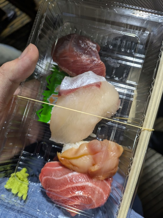 マグロの脳天、頬肉、ブリ、赤貝。